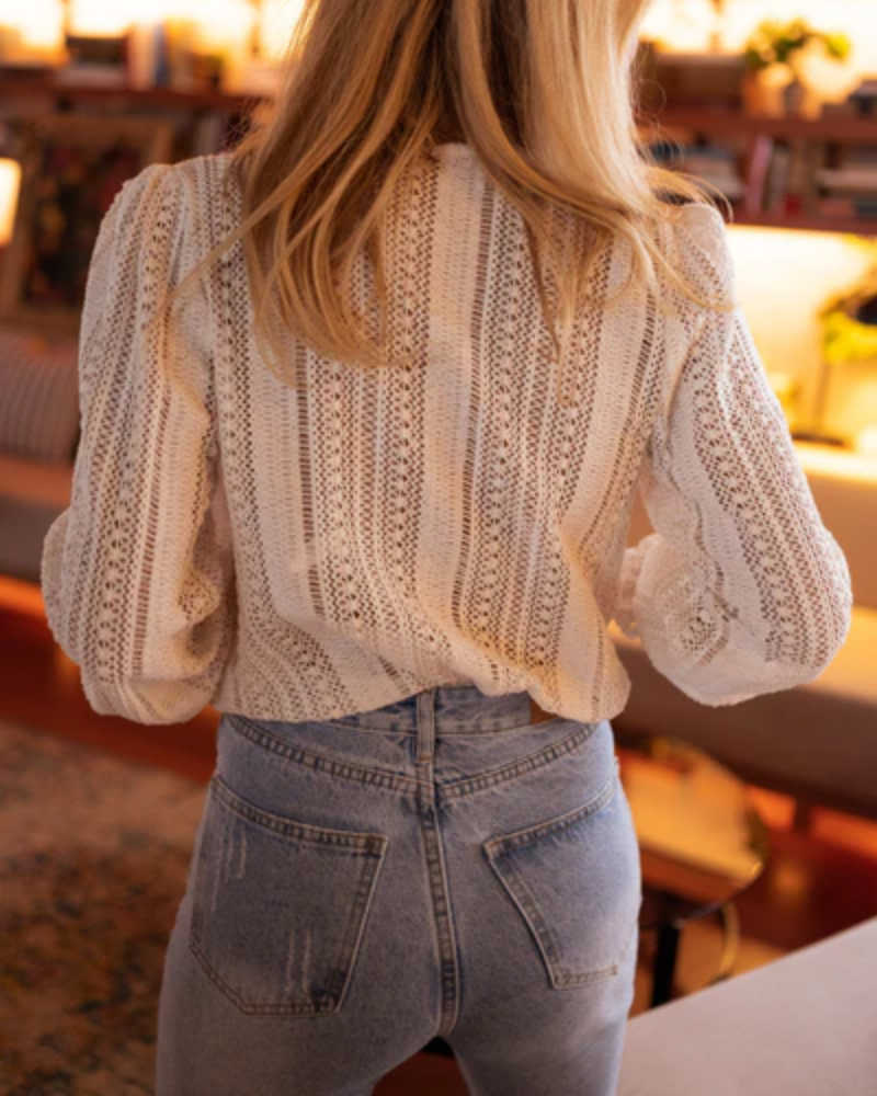 Elina – Damen Bluse mit V-Ausschnitt und Spitzenmuster
