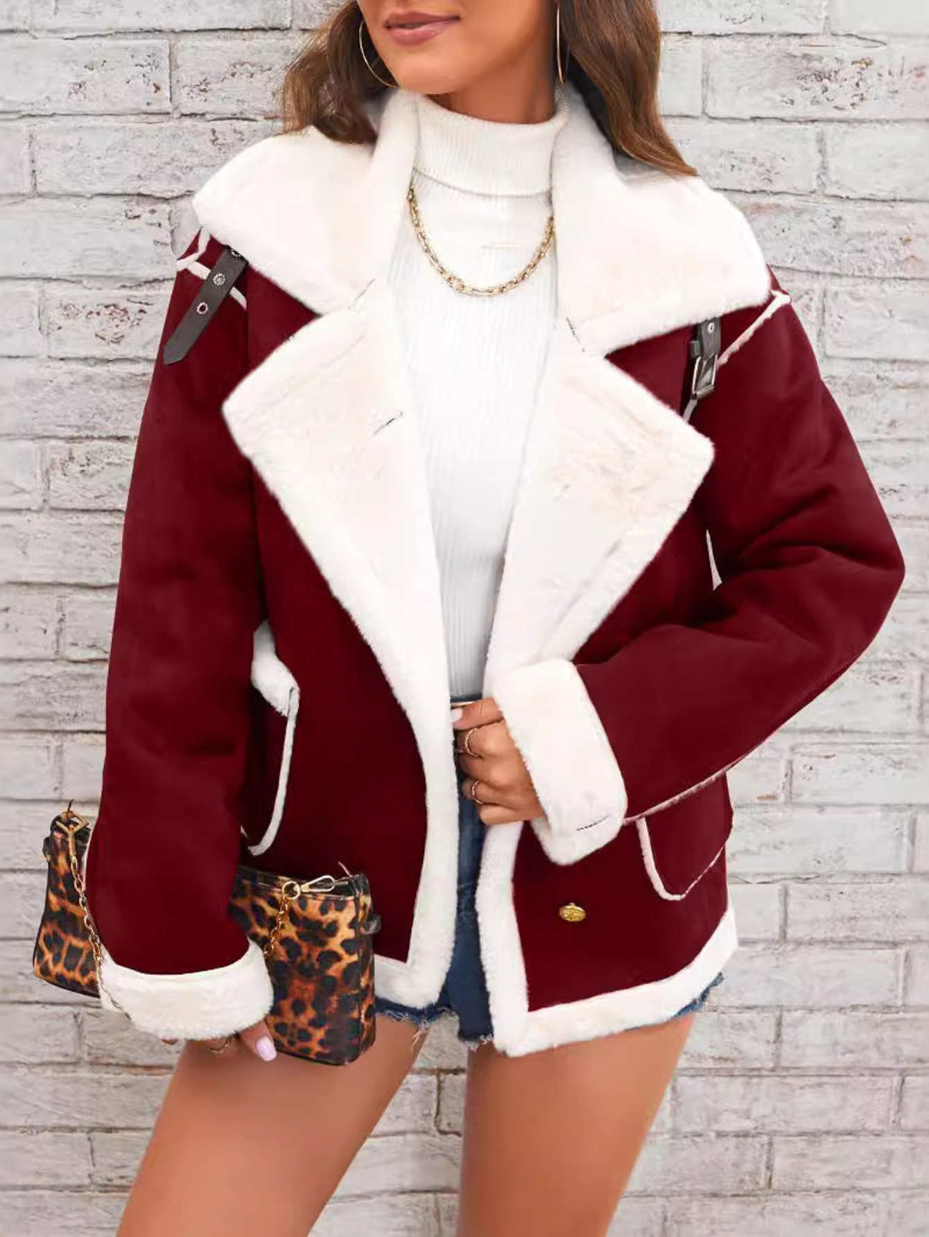 Nyra – Damen Winterjacke mit Teddyfutter und goldenen Knöpfen