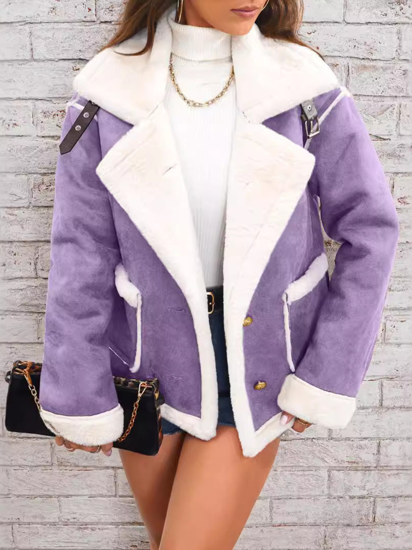 Nyra – Damen Winterjacke mit Teddyfutter und goldenen Knöpfen