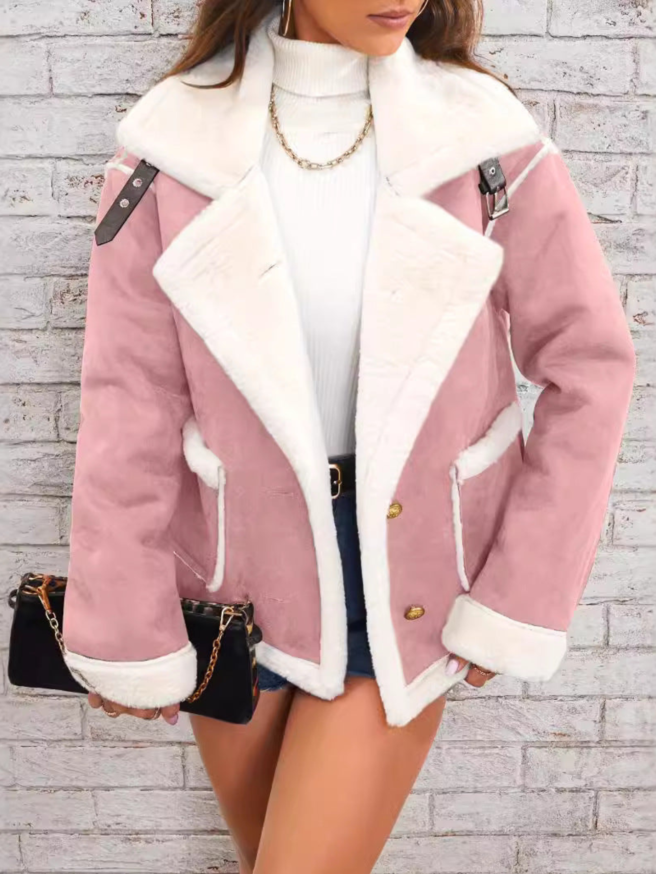 Nyra – Damen Winterjacke mit Teddyfutter und goldenen Knöpfen