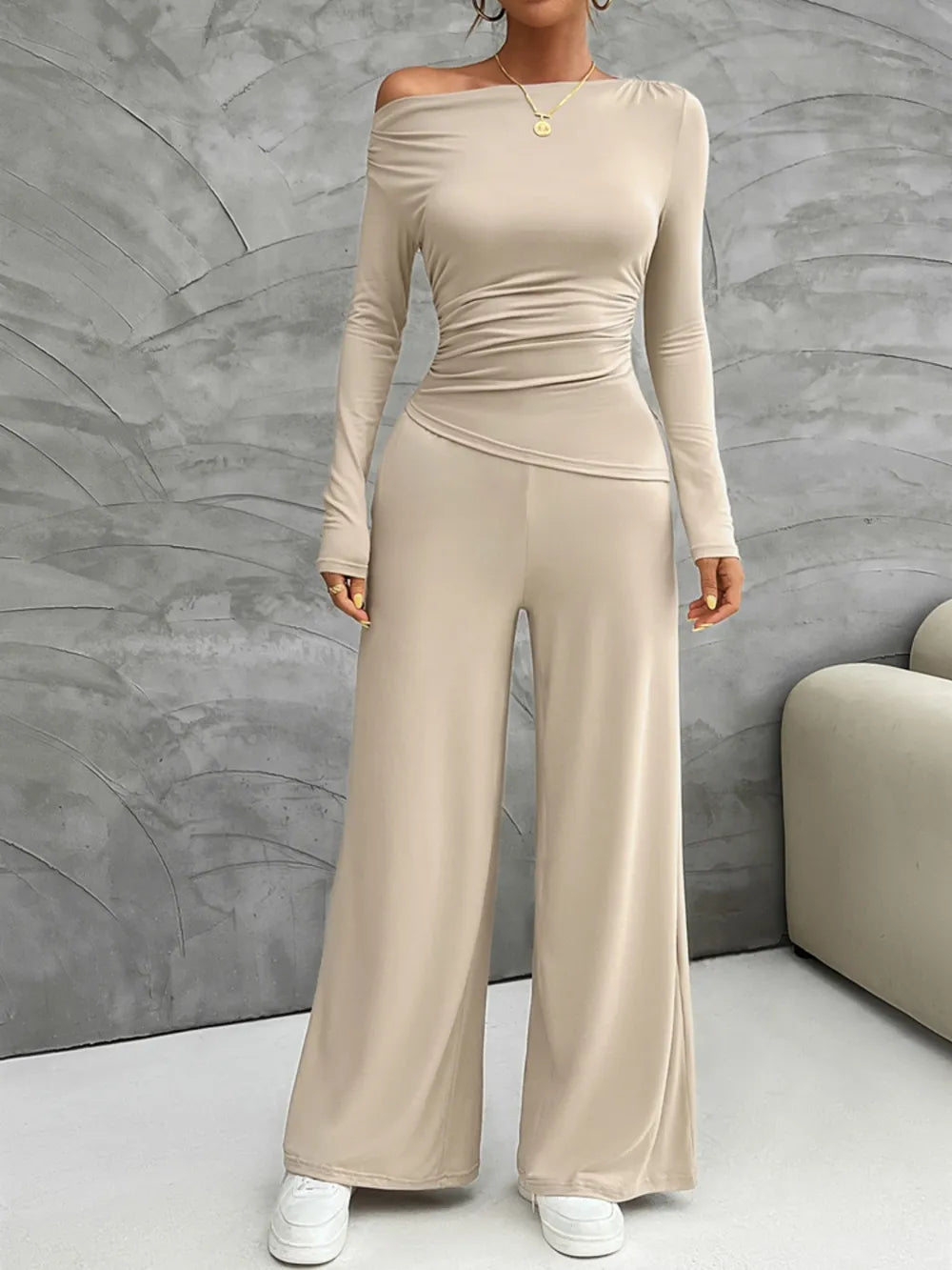 Amira - Damen Jumpsuit mit asymmetrischem Ausschnitt und weitem Bein