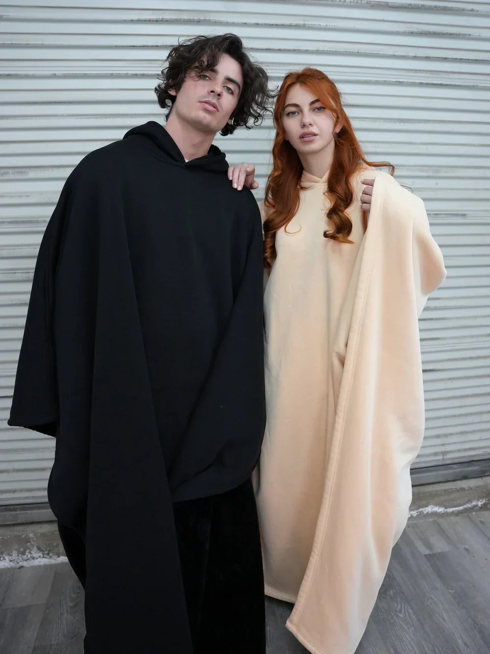 Milan - Unisex Kuscheldecke mit Kapuze Sofa