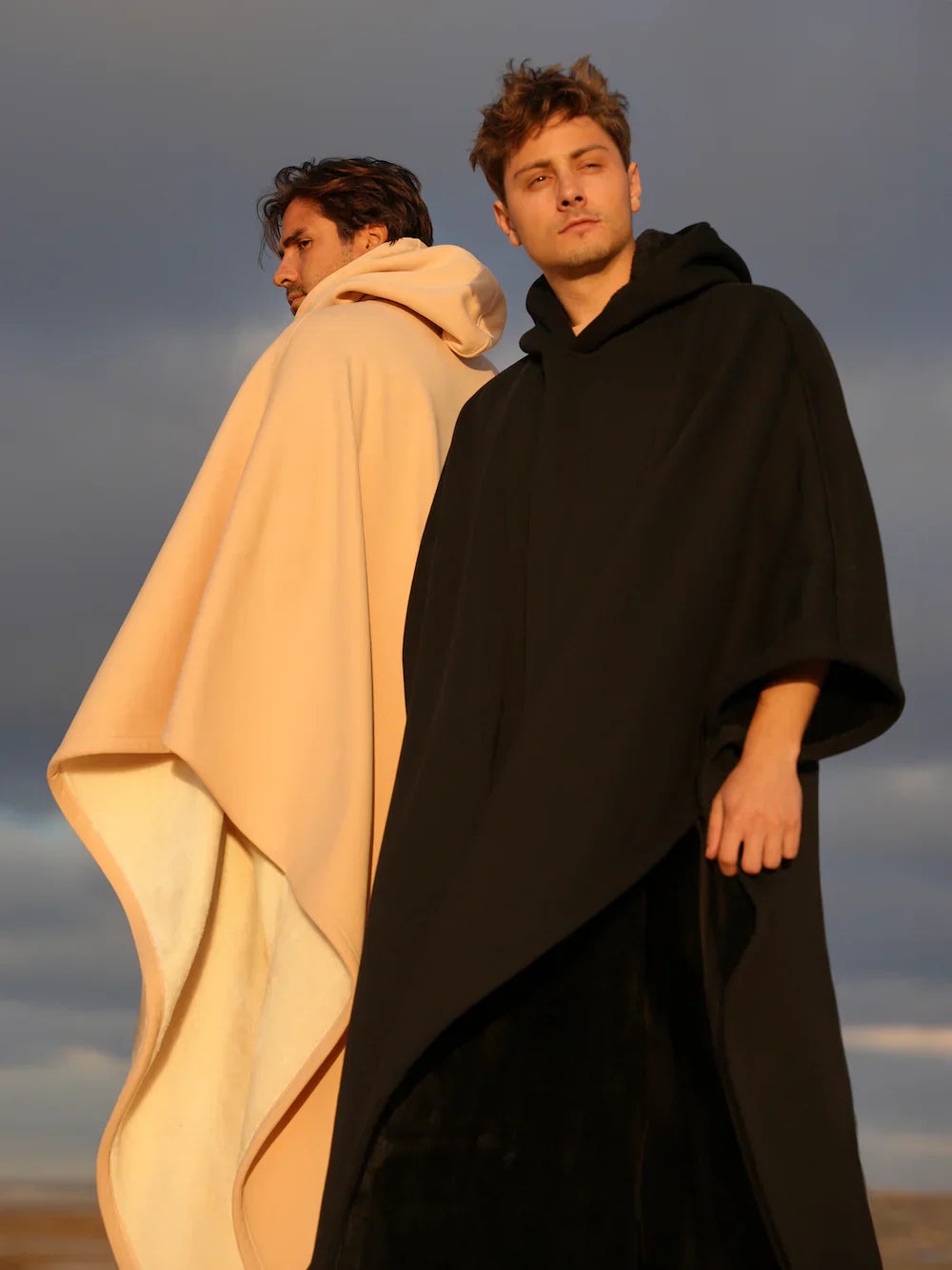Milan - Unisex Kuscheldecke mit Kapuze Sofa