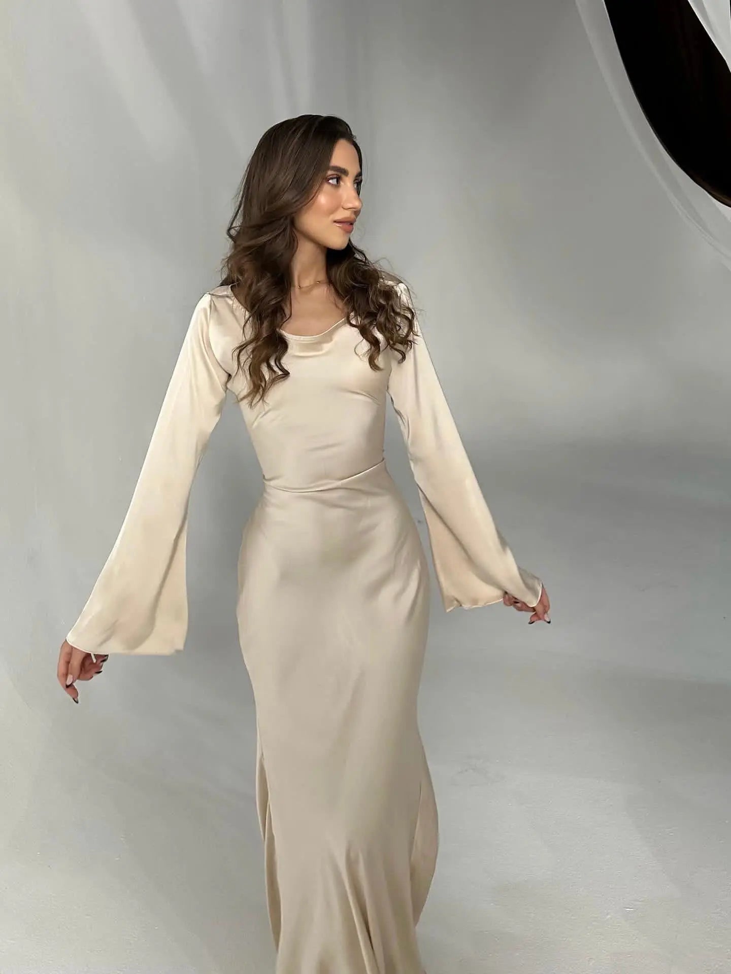 Valeria - Damen Maxikleid elegant langarm figurbetont mit weitem Saum