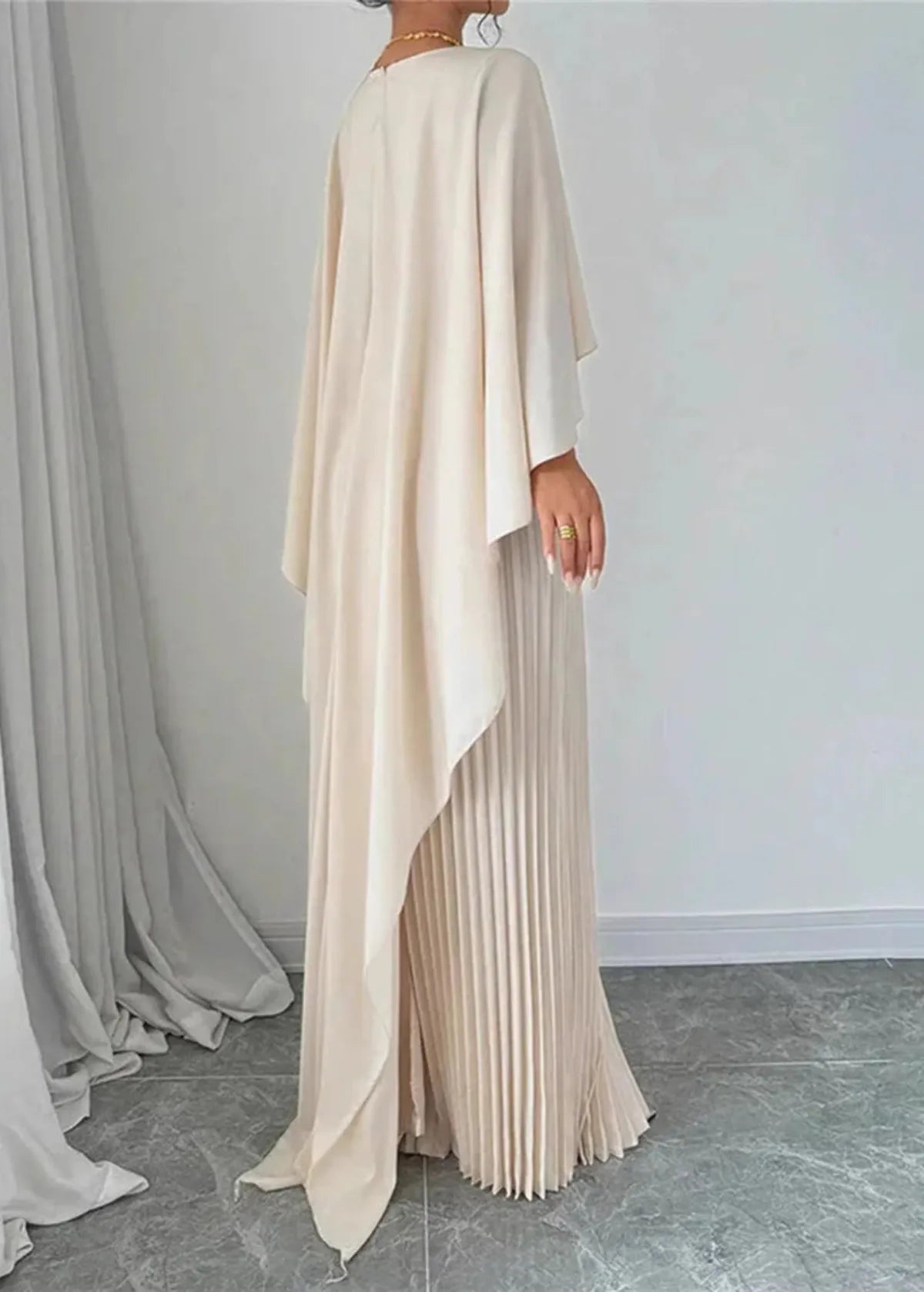 Elena - Damenkleid mit plissiertem Rock und Umhang-Design