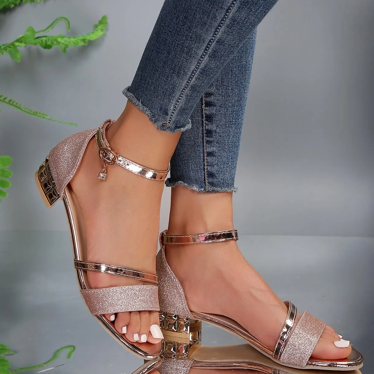 Lucia – Elegante Sandalen mit Goldakzenten