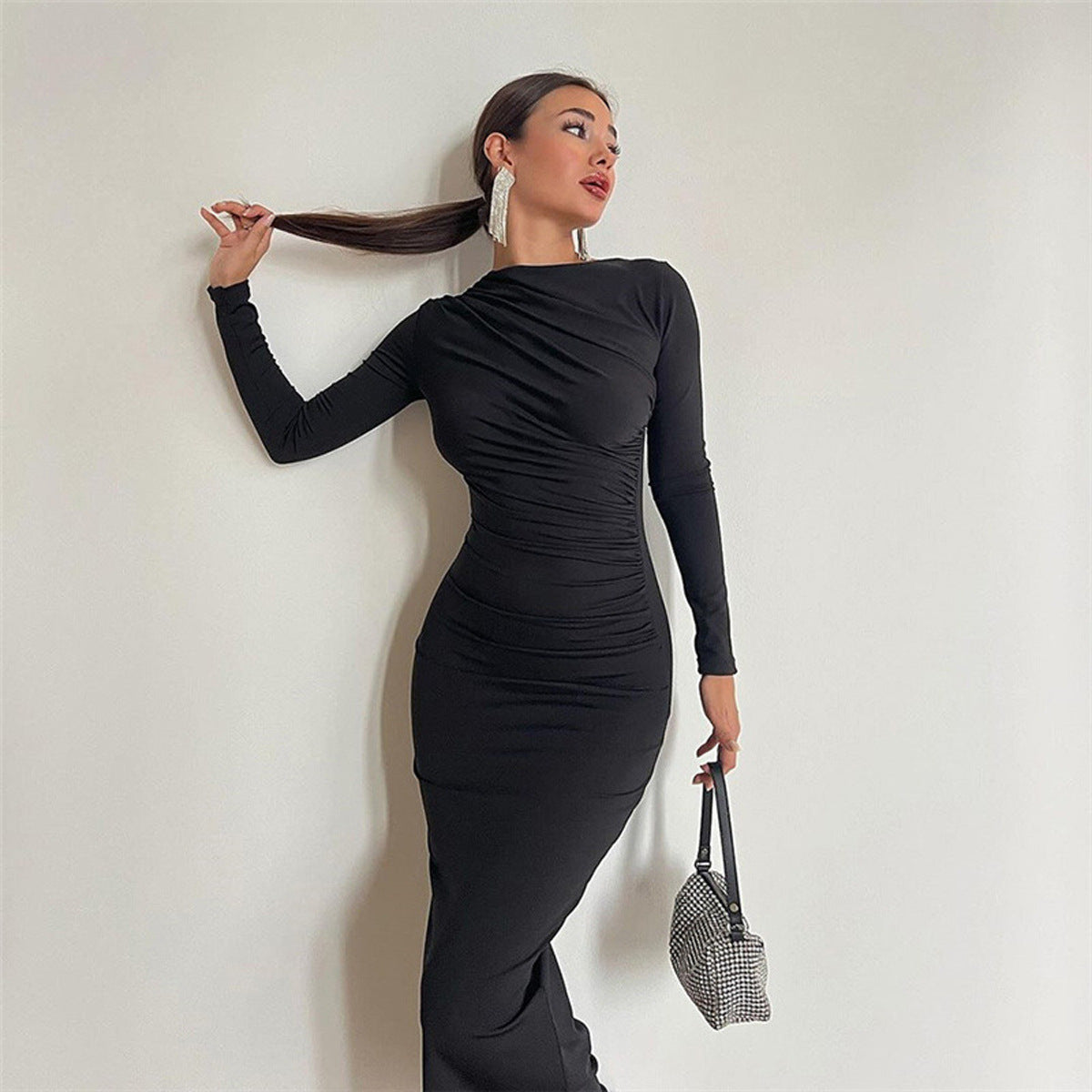 Amara – Damen Bodycon Kleid mit langen Ärmeln und Raffungen