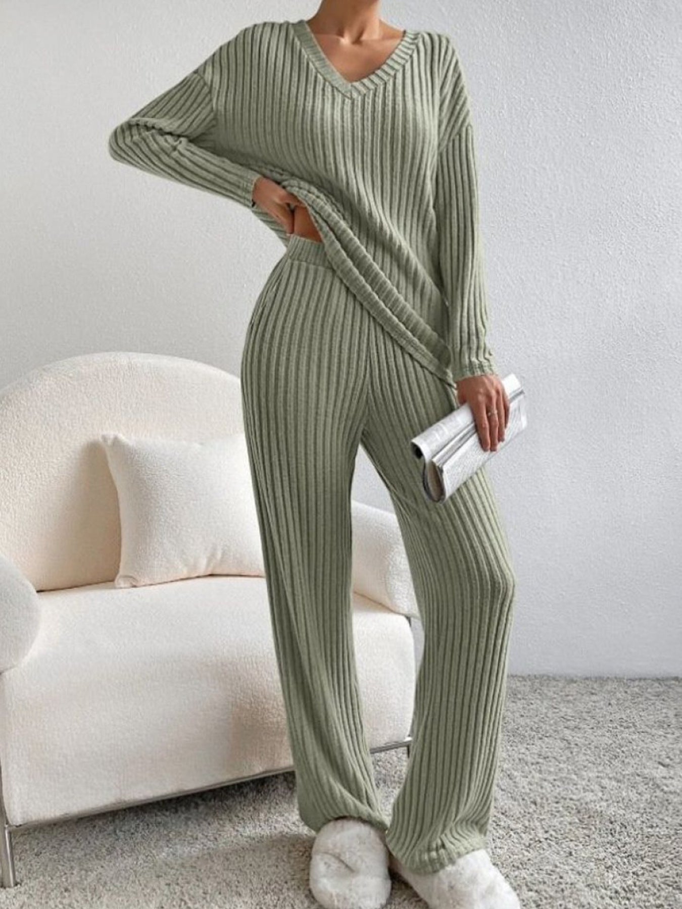 Alina – Damen Strick-Set mit V-Ausschnitt und lockerer Passform