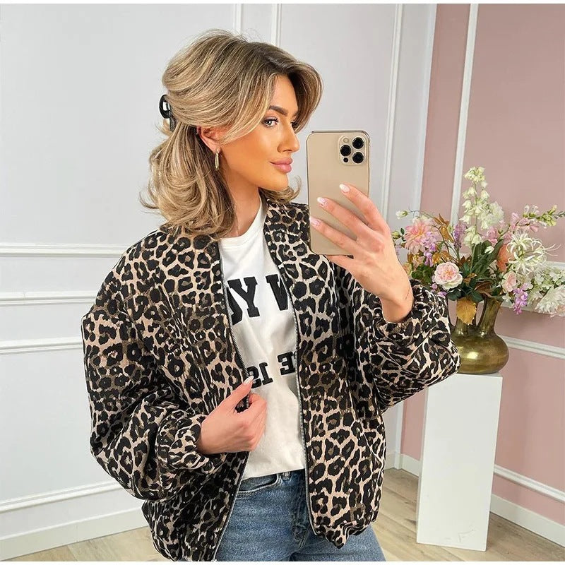 Amira – Damen Bomberjacke mit Leopardenmuster und Reißverschluss