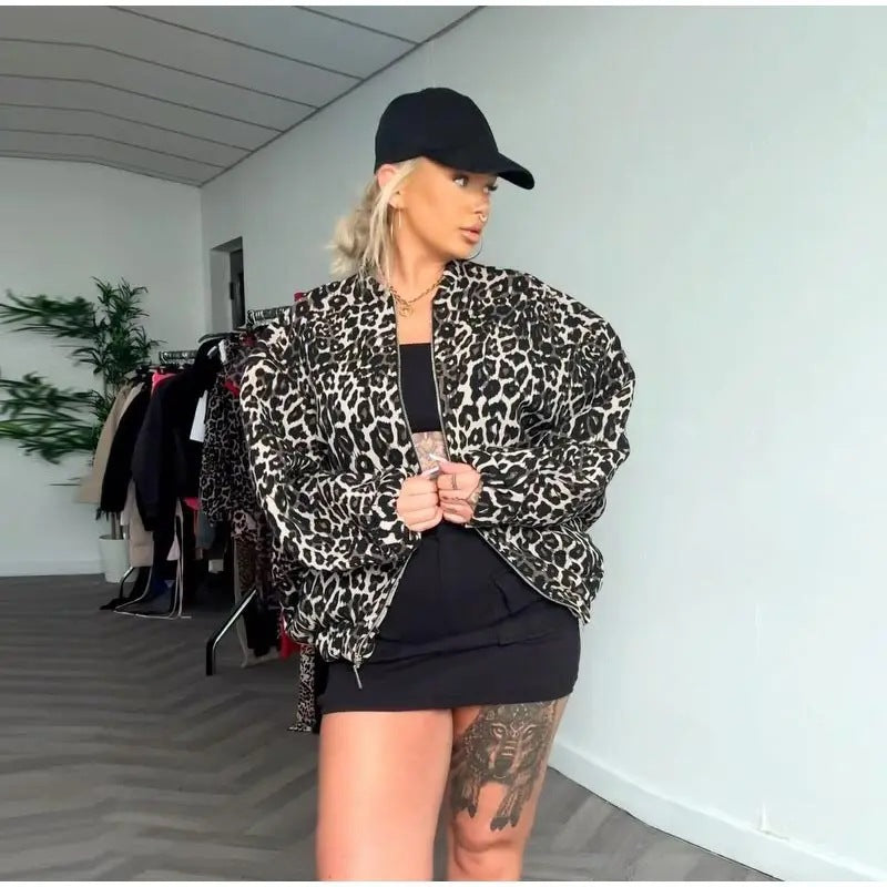 Amira – Damen Bomberjacke mit Leopardenmuster und Reißverschluss