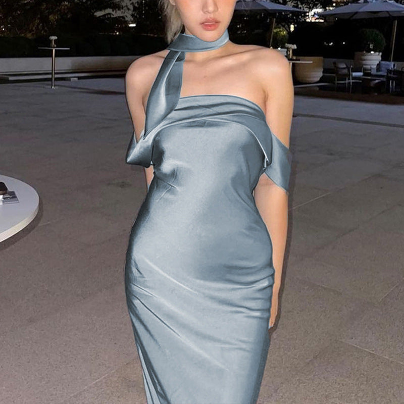 Arriana – Satin Maxikleid mit Off-Shoulder-Design
