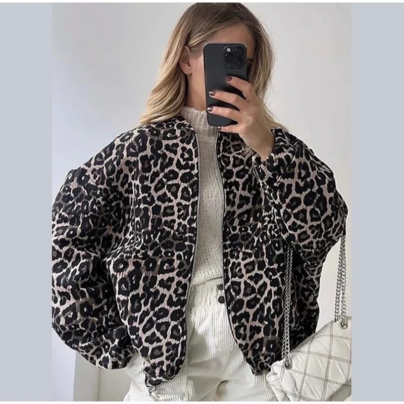 Amira – Damen Bomberjacke mit Leopardenmuster und Reißverschluss