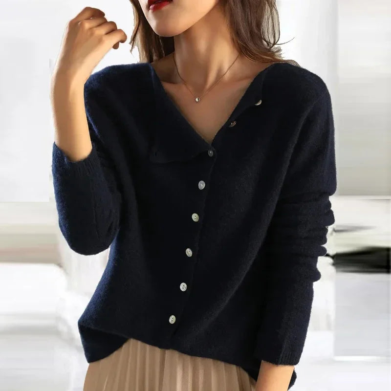 Leonie - Damen wollen Strickjacke mit V-Ausschnitt und Knopfleiste