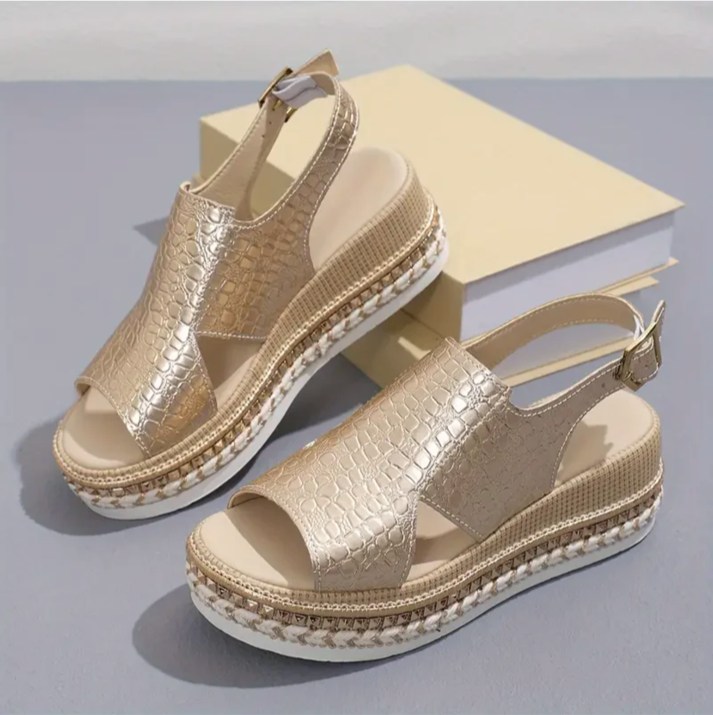 Soleia – Goldene Plateausandalen mit Reptilstruktur und verstellbarer Schnalle