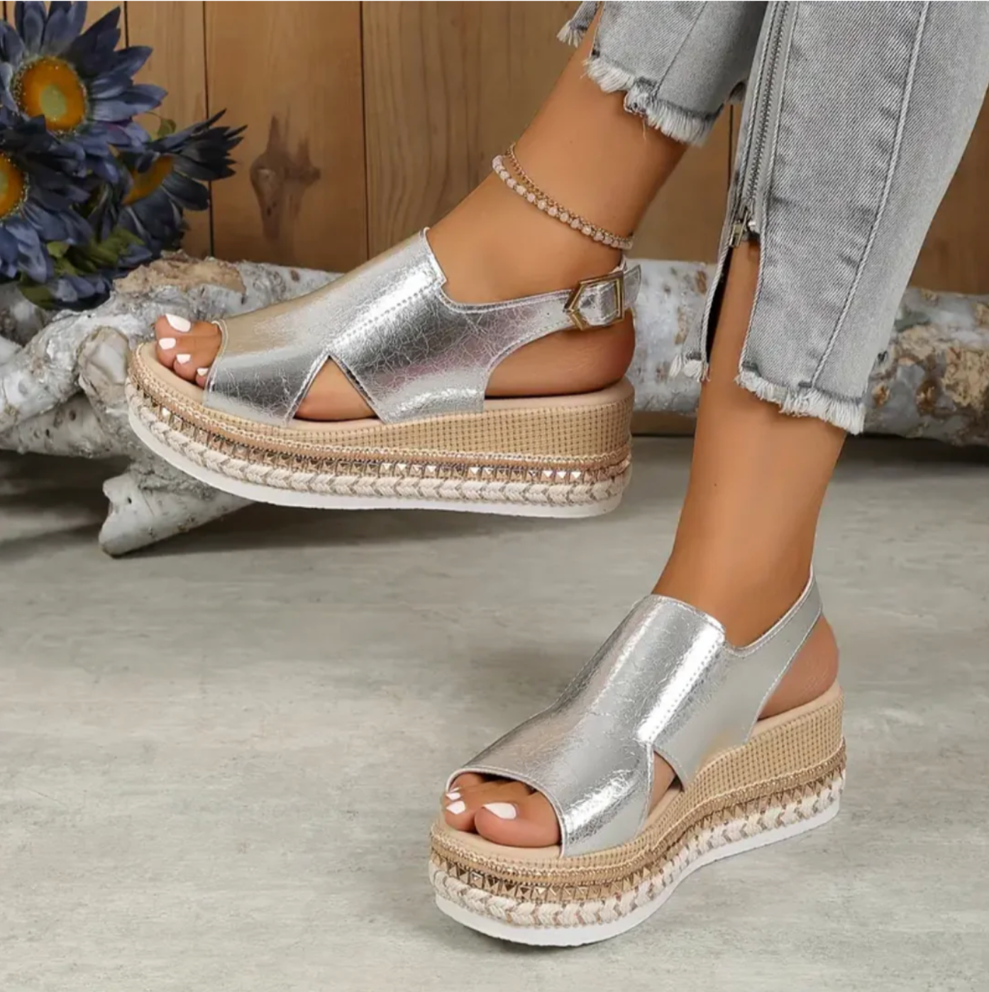 Soleia – Goldene Plateausandalen mit Reptilstruktur und verstellbarer Schnalle