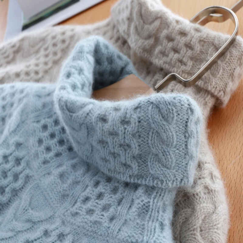 Sophie - Damen Strickpullover mit Zopfmuster und Rollkragen