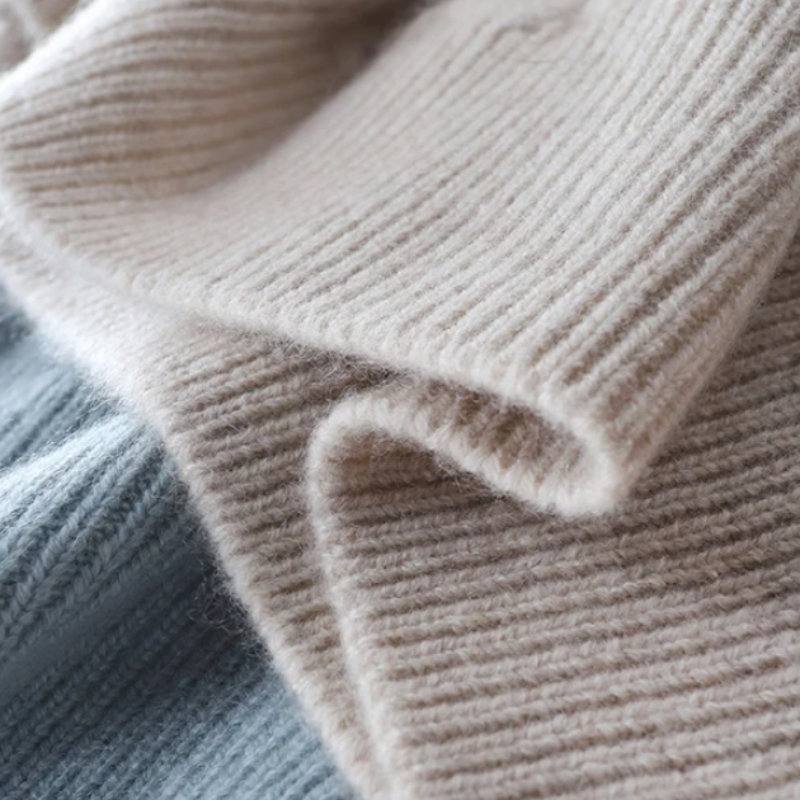 Sophie - Damen Strickpullover mit Zopfmuster und Rollkragen