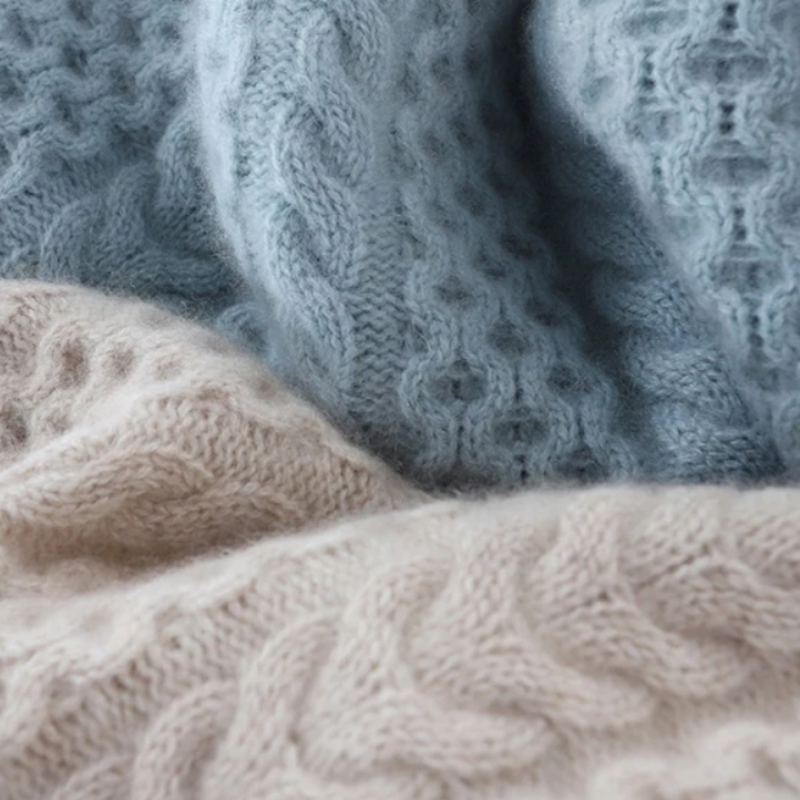 Sophie - Damen Strickpullover mit Zopfmuster und Rollkragen