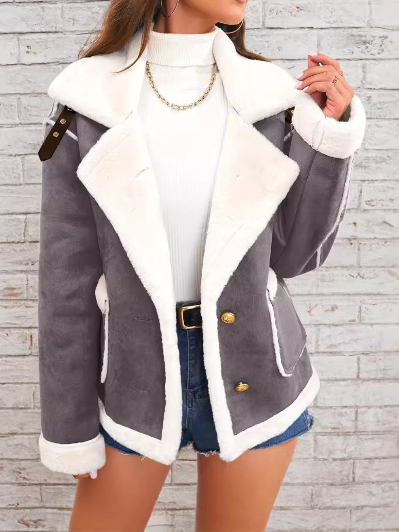 Nyra – Damen Winterjacke mit Teddyfutter und goldenen Knöpfen