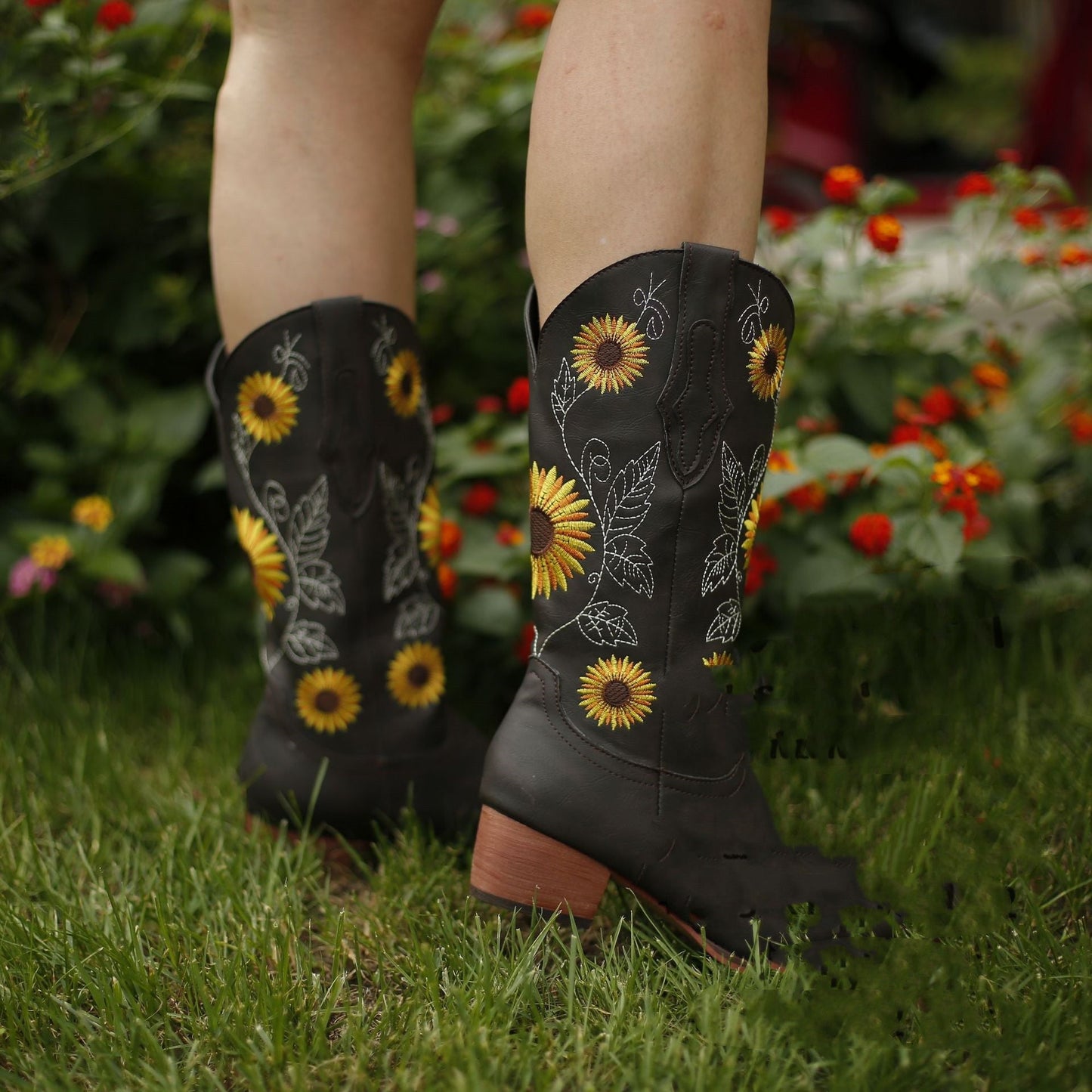 Solana – Bestickte Cowboystiefel mit Sonnenblumen