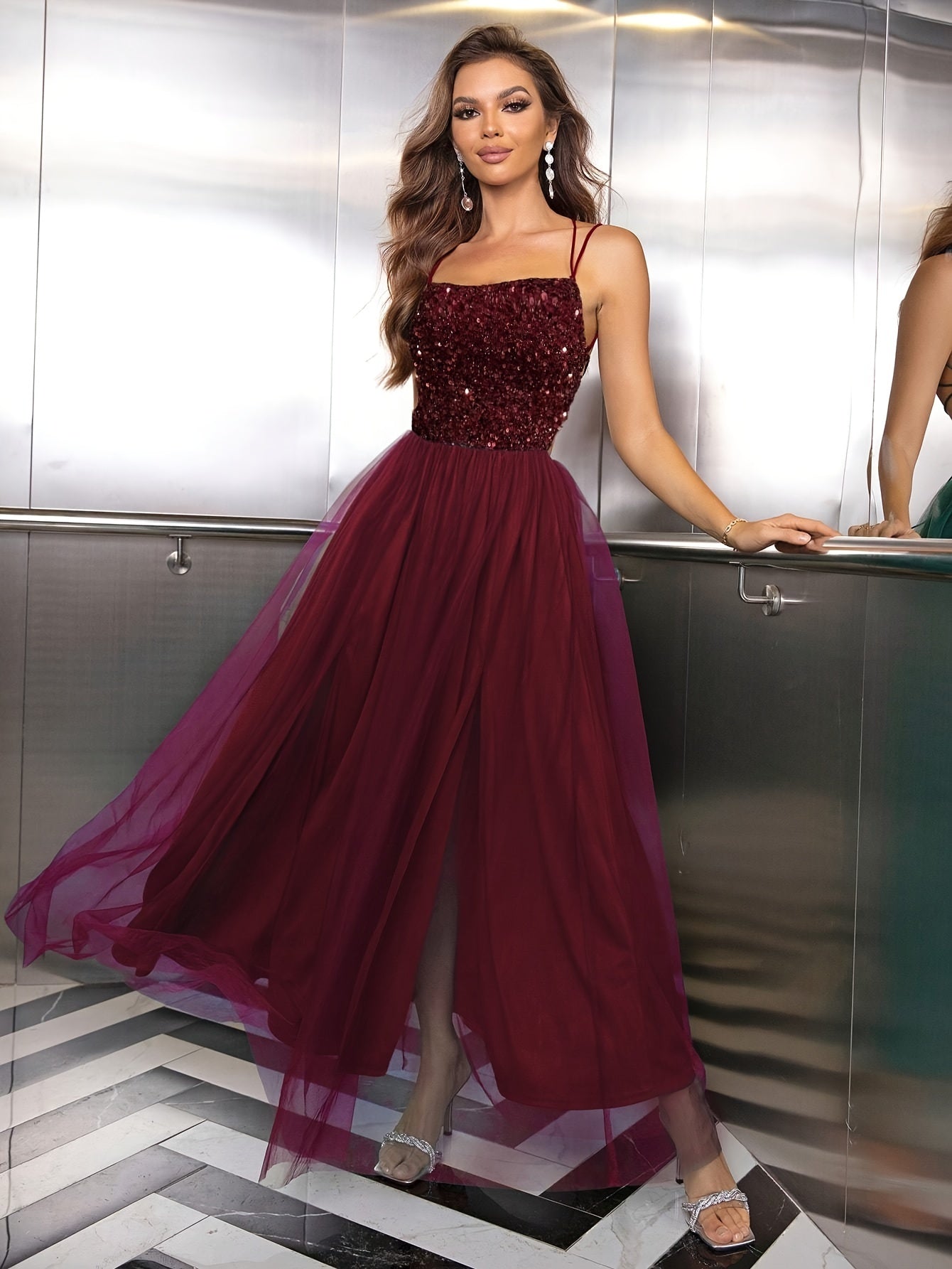 Alina – Elegantes Abendkleid mit Pailletten & Tüll