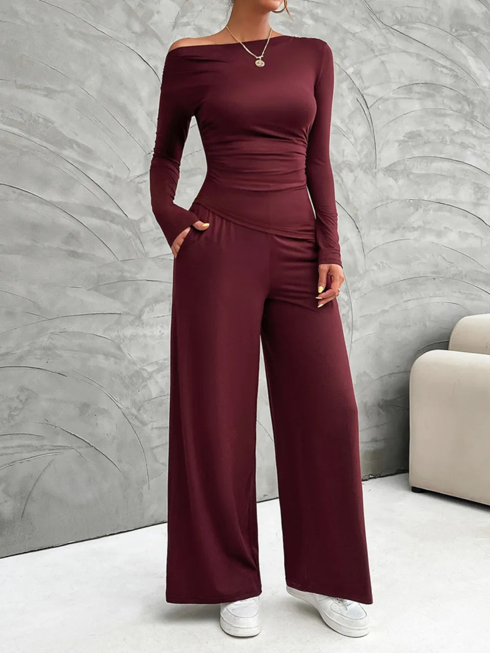 Amira - Damen Jumpsuit mit asymmetrischem Ausschnitt und weitem Bein