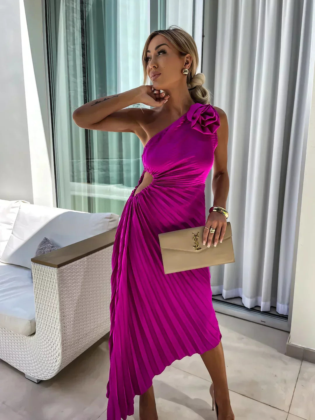 Valeria - Damen One-Shoulder Kleid mit Plissee-Design und Blumendetail