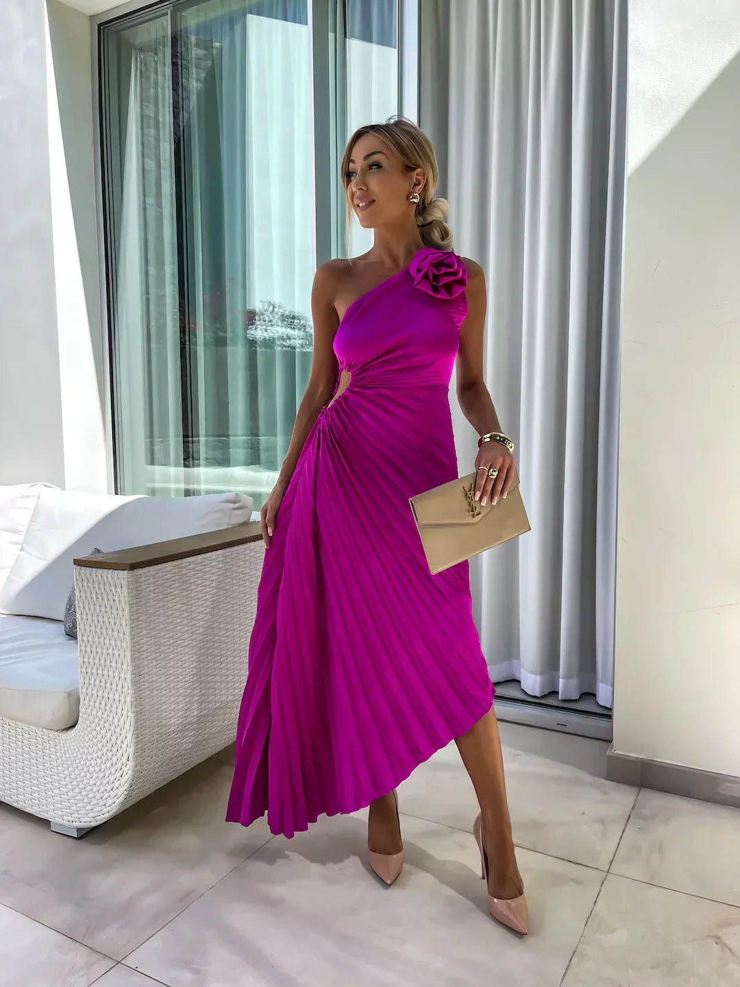 Valeria - Damen One-Shoulder Kleid mit Plissee-Design und Blumendetail