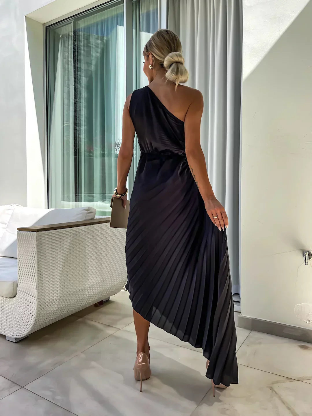 Valeria - Damen One-Shoulder Kleid mit Plissee-Design und Blumendetail