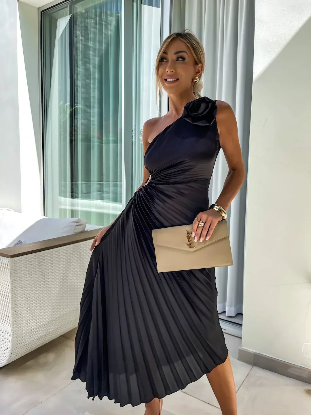 Valeria - Damen One-Shoulder Kleid mit Plissee-Design und Blumendetail