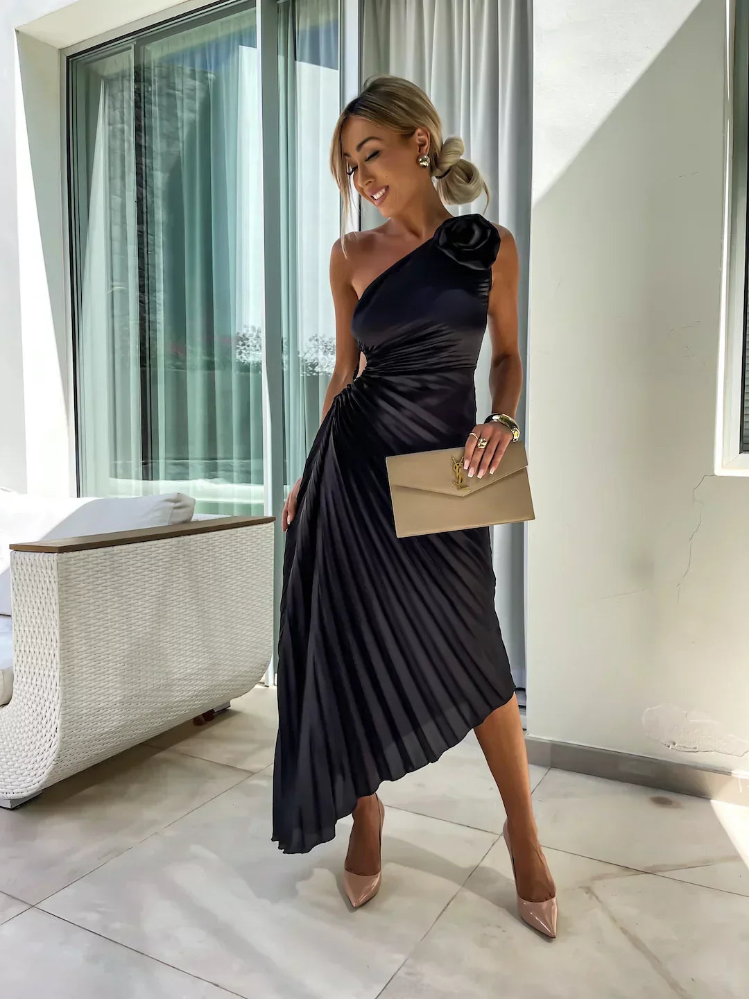 Valeria - Damen One-Shoulder Kleid mit Plissee-Design und Blumendetail