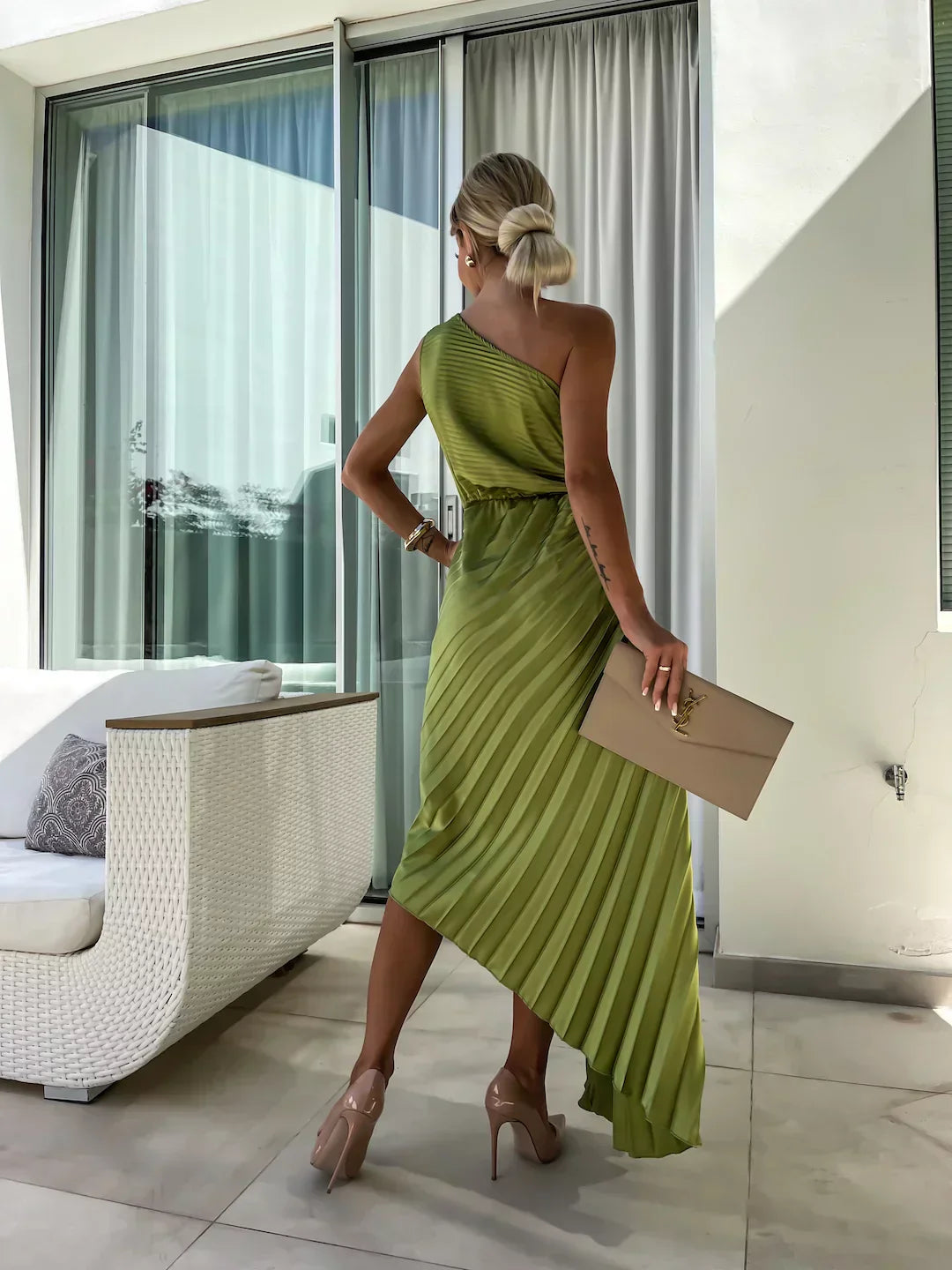 Valeria - Damen One-Shoulder Kleid mit Plissee-Design und Blumendetail