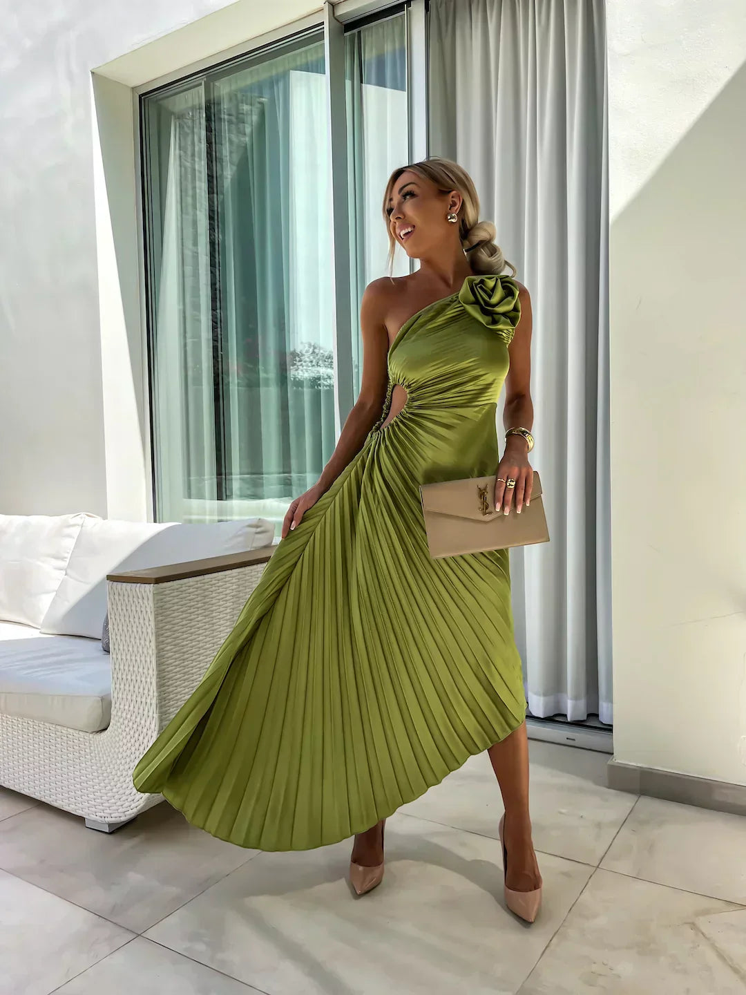Valeria - Damen One-Shoulder Kleid mit Plissee-Design und Blumendetail