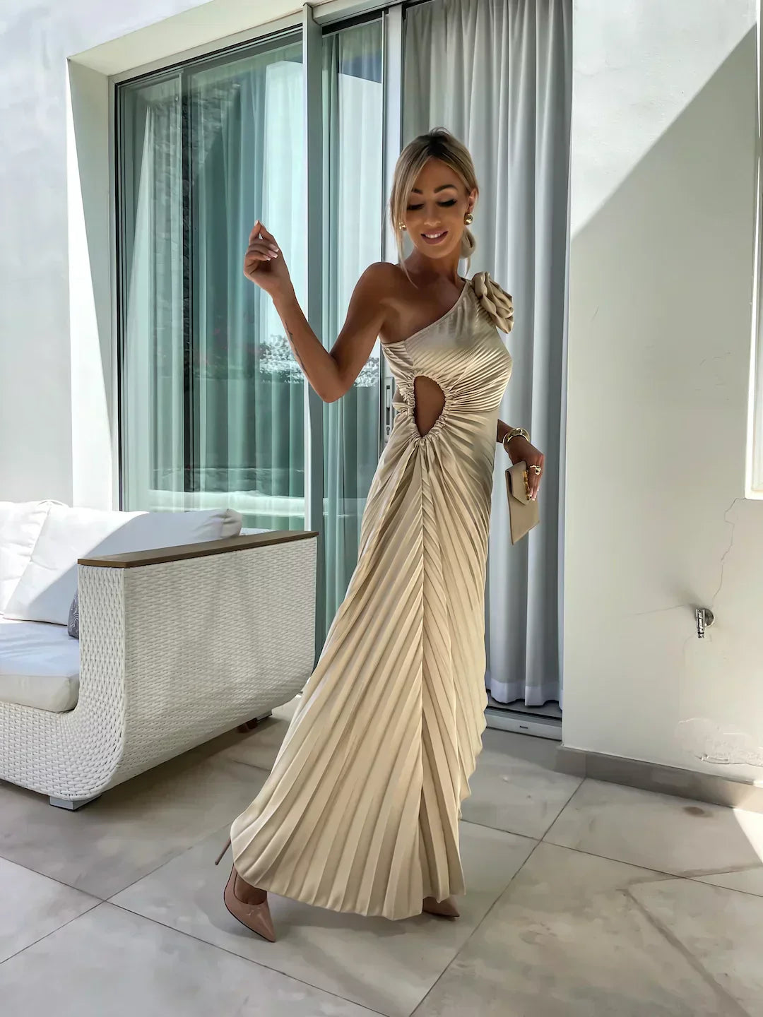 Valeria - Damen One-Shoulder Kleid mit Plissee-Design und Blumendetail