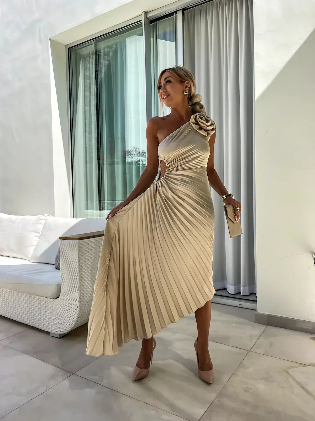 Valeria - Damen One-Shoulder Kleid mit Plissee-Design und Blumendetail