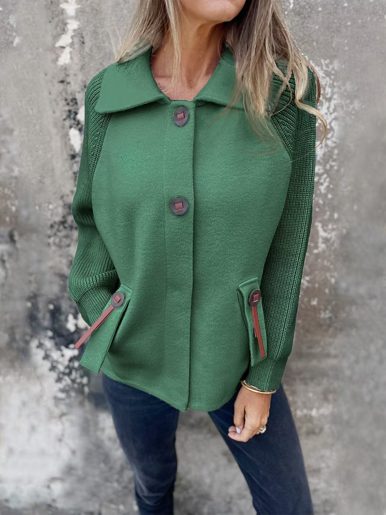 Selina – Damen Jacke mit großen Knöpfen und Strickärmeln