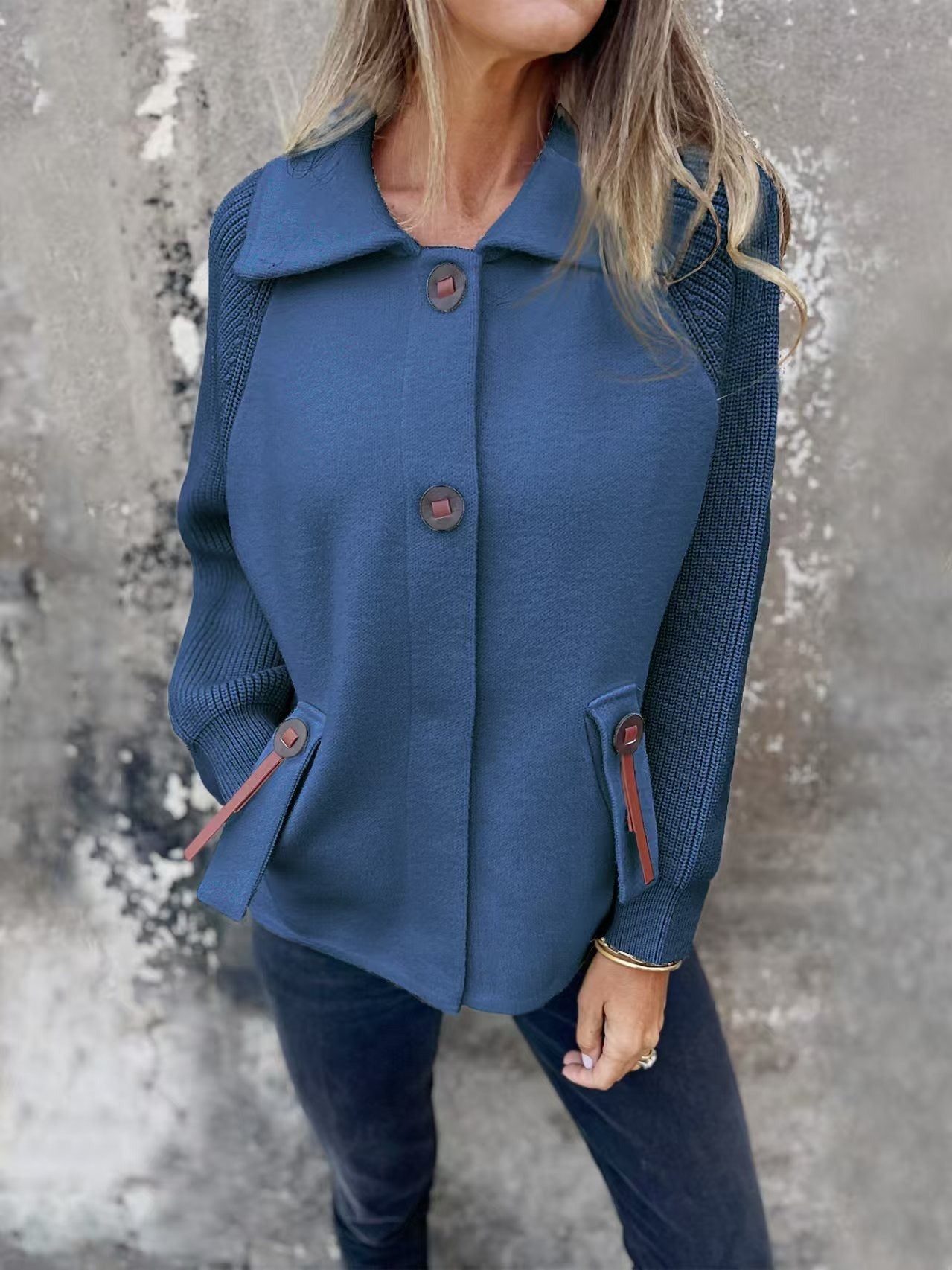 Selina – Damen Jacke mit großen Knöpfen und Strickärmeln