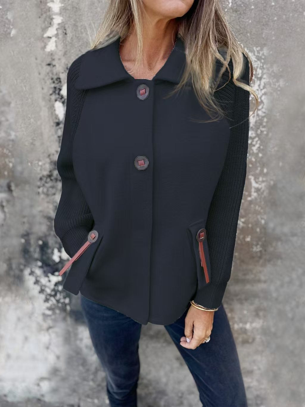 Selina – Damen Jacke mit großen Knöpfen und Strickärmeln
