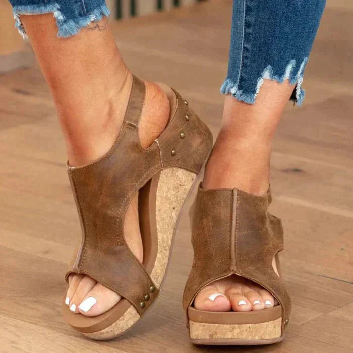 Luise – Orthopädische Keilsandalen mit Cut-Out-Design und Nietenakzenten