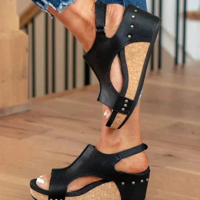 Luise – Orthopädische Keilsandalen mit Cut-Out-Design und Nietenakzenten