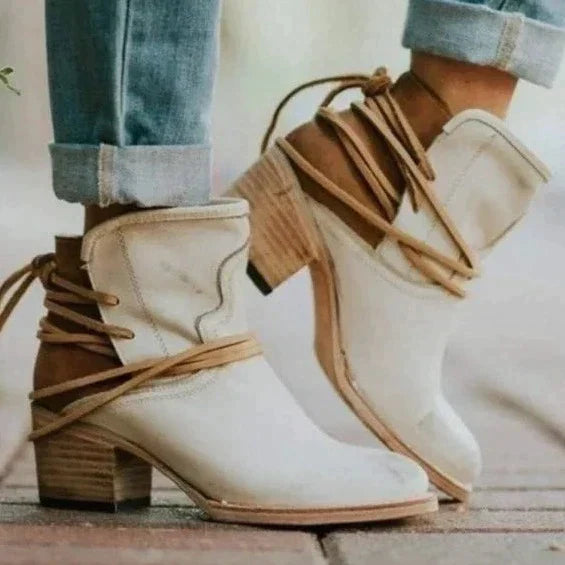 Braune Lederstiefeletten mit Absatz, Vintage-Design, Damenmode, Herbstschuhe.