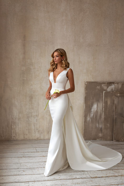 Geraldina | Langes Brautkleid mit V-Ausschnitt, ärmellos und mit Schleppe