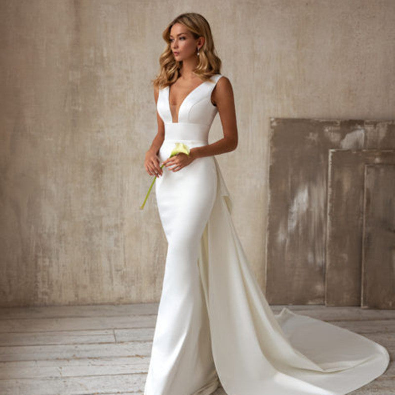 Geraldina | Langes Brautkleid mit V-Ausschnitt, ärmellos und mit Schleppe