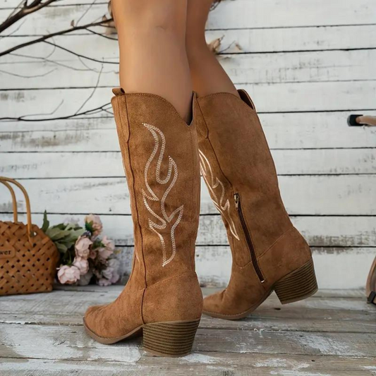 Rosa – Klassische Cowgirl-Stiefel mit Stickerei in Wildlederoptik