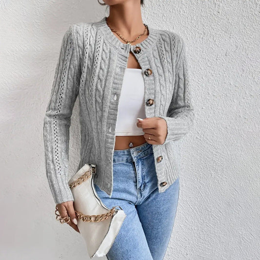 Clara – Damen Strickjacke mit Zopfmuster und Rundhalsausschnitt