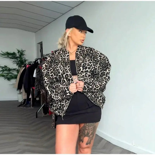 Amira – Damen Bomberjacke mit Leopardenmuster und Reißverschluss