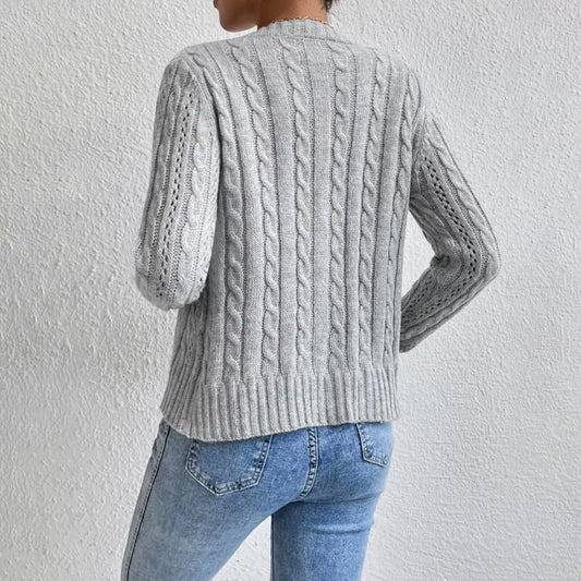 Clara – Damen Strickjacke mit Zopfmuster und Rundhalsausschnitt
