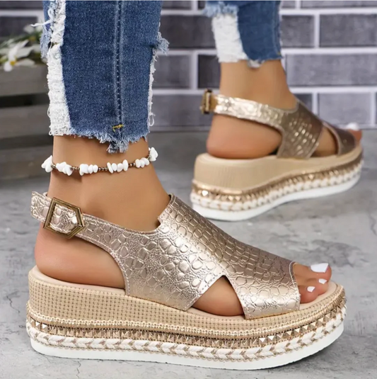 Soleia – Goldene Plateausandalen mit Reptilstruktur und verstellbarer Schnalle