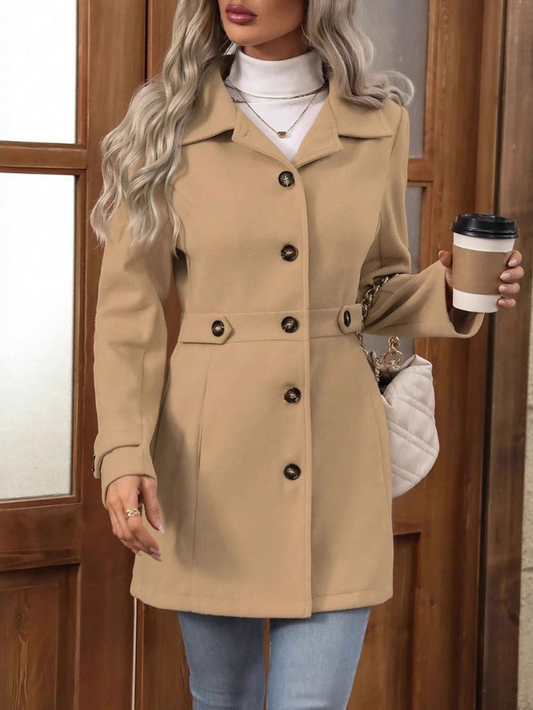 Leona – Damen Kurzmantel mit Knopfleiste und tailliertem Schnitt