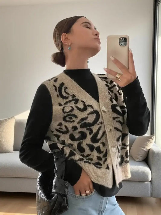 Lia - Damen Strickweste modisch mit Knöpfen